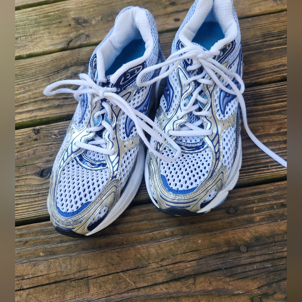 Saucony Omni 8 pro/grid blue and white ladies walking/ running shoes sz 9